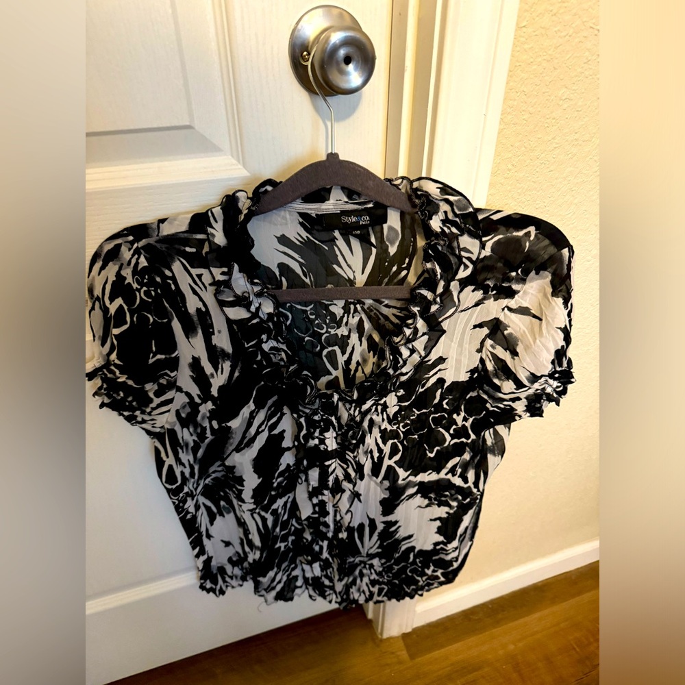 Black & White blouse. My favorite colors!